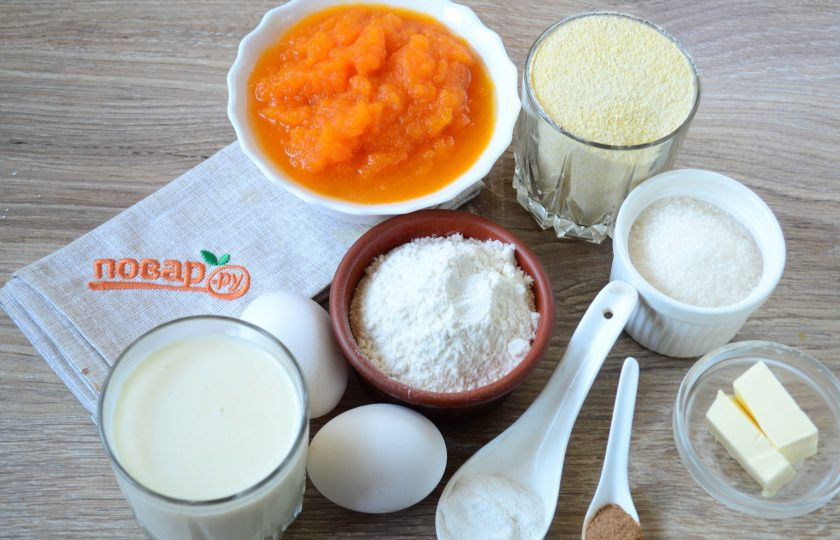 1. Этап. Тыквенно-кукурузные кексики: Подготовьте все необходимые ингредиенты. Для приготовления кексов можно использовать покупное тыквенное пюре, а можно приготовить домашнее. Для этого просто отварите кусочки тыквы в течение 10 минут, затем воду слейте, а саму тыкву пюрируйте погружным блендером. А возможно, у вас есть тыквенное пюре, заготовленное в банках? Тогда вообще без проблем, смело используйте его! Только обратите внимание: если оно сладкое, то в тесто сахара кладите меньше.