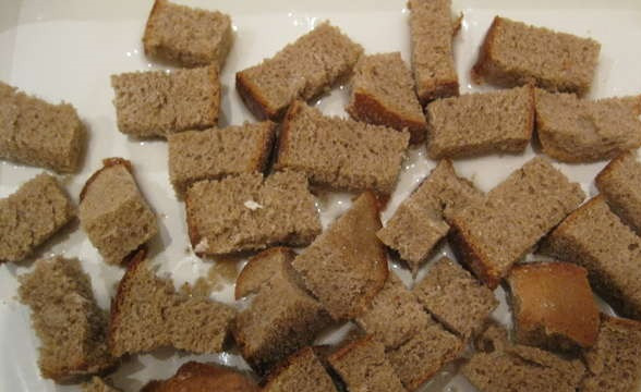 1. Этап. Сбитень ржаной: Черный хлеб нарежьте ломтиками и подсушите в духовке.