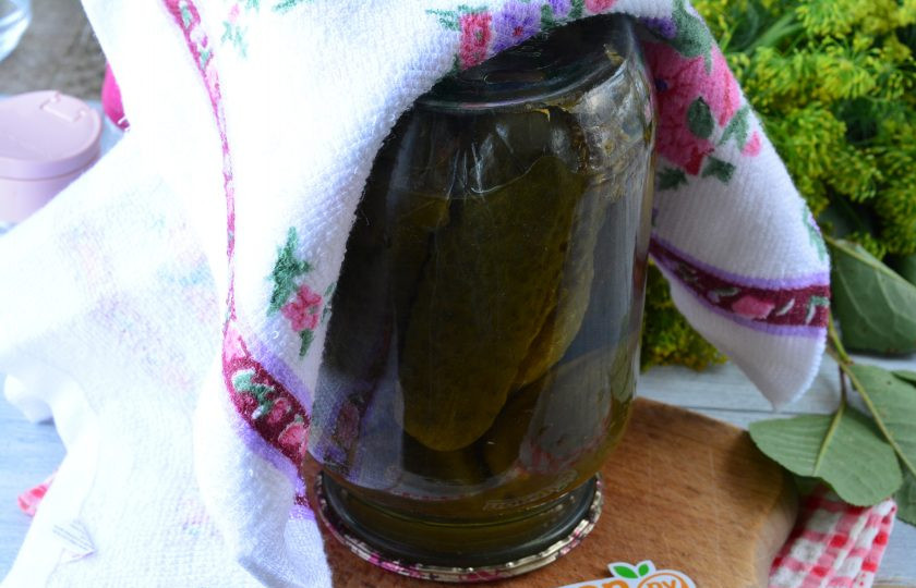 1. Этап. Маринованные огурцы Детские: Переверните банку вверх дном, утеплите и оставьте на 5-6 часов. Огурцы должны медленно остыть.