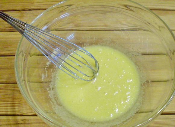 1. Этап. Простое печенье на маргарине: 3. Взбивать венчиком яйцо нужно до растворения сахара.