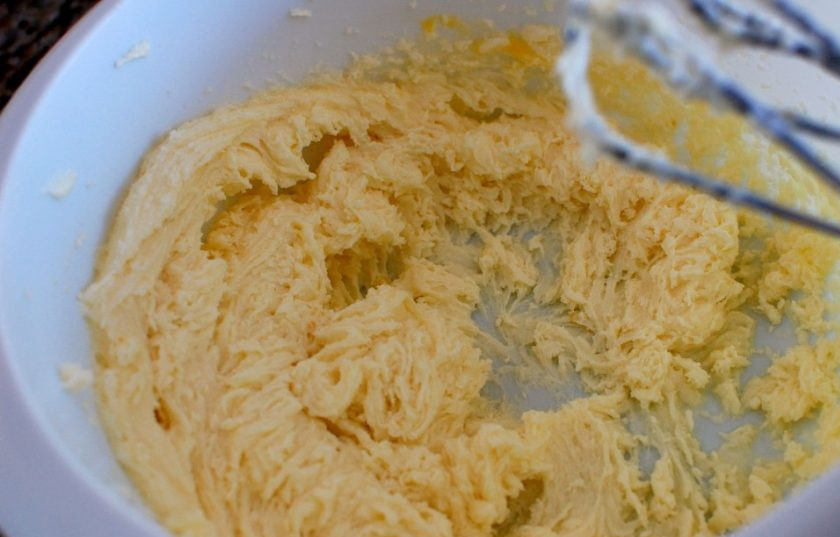 1. Этап. Лимонное печенье с сыром Рикотта: 3. Вбейте по одному куриные яйца, перемешивая после каждого.