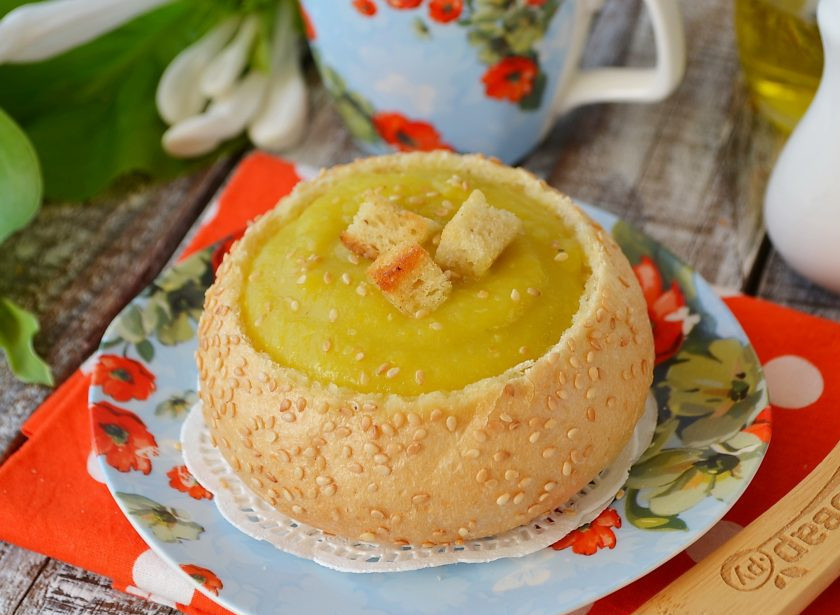 1. Этап. Суп из кабачков в хлебном горшочке: С булочек срежьте крышечки, удалите всю мякоть, подсушите булочки в духовке и наполните супом. Сверху можно украсить суп сухариками или семенами кунжута, зеленым луком или сливками. Угощайтесь!