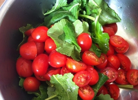 1. Этап. Яйцо в авокадо с беконом: 7. Соедините овощи. Заправьте их солью, соком и маслом. Перемешайте.