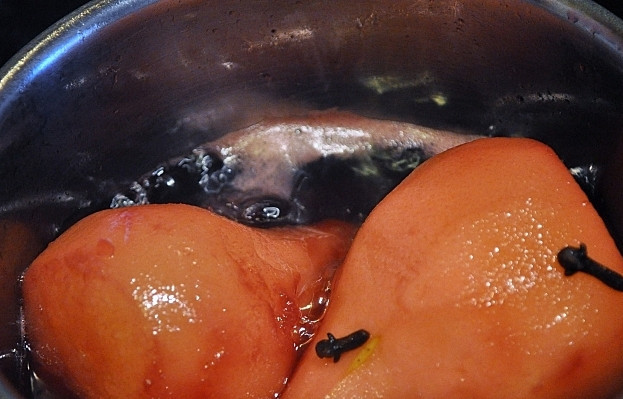 1. Этап. Десерт из яблок и груш: Как только вино закипит, положить в него мёд, бадьян, корицу и ваниль. Перемешать, пока мед не растворится. Выложить фрукты, накрыть крышкой и томить на медленном огне около часа.