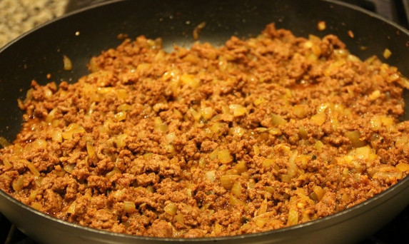 1. Этап. Эмпанадас с говядиной: 4. Добавьте говядину. Посолите, поперчите по вкусу. Жарьте до готовности. Снимите с огня и остудите.