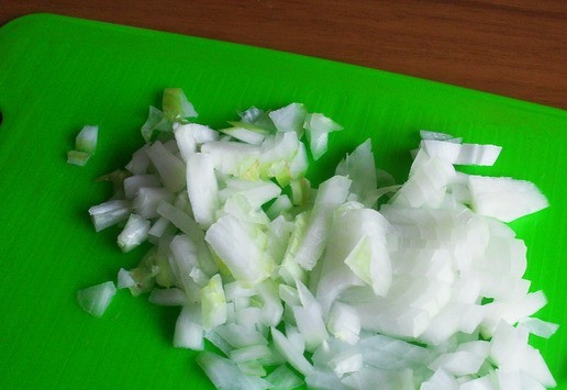 1. Этап. Грибной суп Ракета: Лук чистим и режем мелким кубиком.