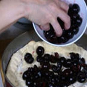 1. Этап. Творожный пирог с черешней: 3. В смазанную маслом форму для выпечки кладем тесто, высотой четыре сантиметра делаем бортики. Минут десять выпекаем в разогретой духовке, температура должна быть сто восемьдесят градусов. Теперь надо хорошенько промыть ягоды, в проточной воде. Очистить черешню от косточек и затем выложить в форму.