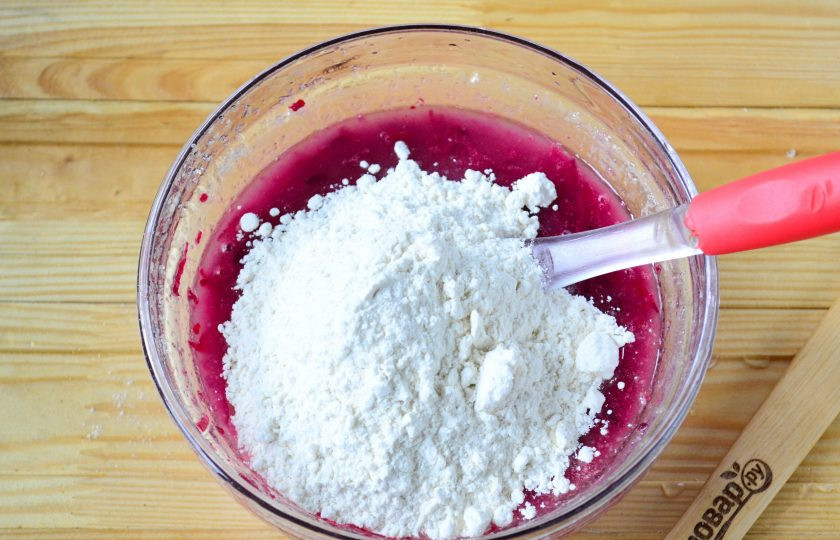 1. Этап. Свекольный кекс: Муку смешайте с содой, разрыхлителем и корицей, полученную смесь добавьте в тесто и перемешайте.