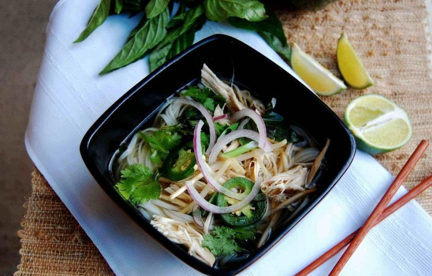 1. Этап. Суп Фо га: 5. После этого бульон процедите, и отдельно отварите лапшу по инструкции на упаковке. Соедините лапшу, куриные волокна и бульон. Добавьте в суп перец, лук, зелень и соус для подачи. Приятного аппетита!