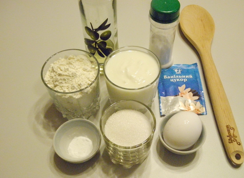 1. Этап. Пышки на кефире, жаренные на сковороде: Подготовьте продукты для пышек. Также понадобятся бумажные салфетки для промакивания пышек от жира.