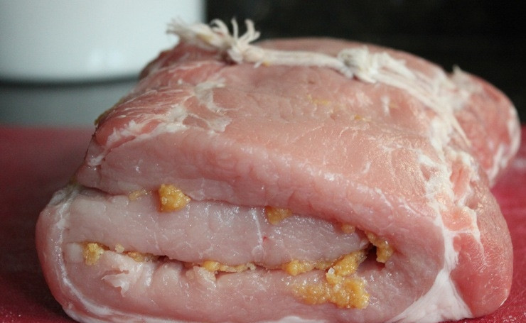 1. Этап. Жаркое по-французски: 6. Заверните мясо согласно надрезам в обратном направлении и свяжите кулинарной веревкой.