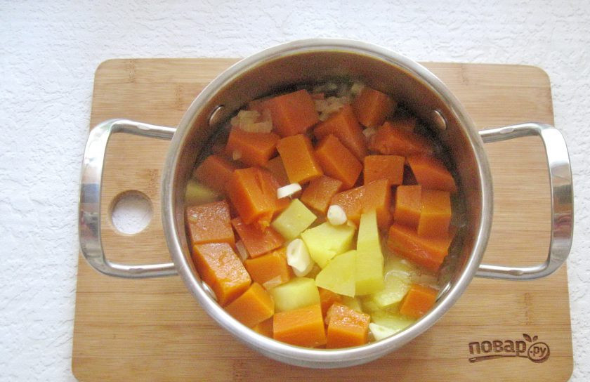 1. Этап. Тыквенный суп-пюре с мясом: Добавьте нарезанный чеснок.