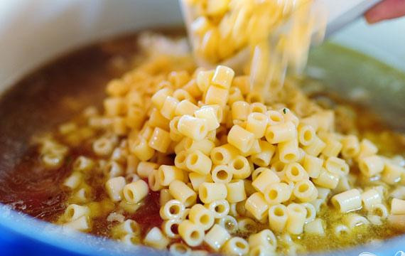 1. Этап. Итальянский куриный суп: 6. Добавить приготовленные макароны, сливки, орегано, оливковое масло, перемешать, приправить по вкусу и выключить огонь.