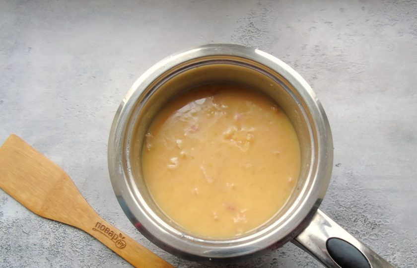 1. Этап. Гороховая каша по-английски: Залейте горох водой так, чтобы вода его накрывала. Доведите до кипения, снимите пену, огонь убавьте и готовьте горох, пока он полностью не разварится. Посолите и поперчите.