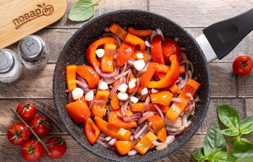 1. Этап. Рататуй с картошкой на сковороде: Затем добавьте чеснок и готовьте еще 2 минуты.