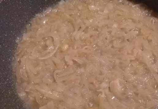 1. Этап. Гуляш из курицы: К луку подлить воды и тушить дальше, пока вода не испарится, и не начнёт снова жариться лук. Повторить процедуру 2 раза.