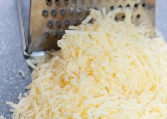 1. Этап. Закусочный сырный пирог: 3. Сыр натрите на средней терке.