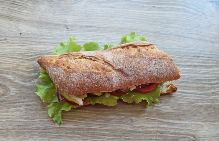 1. Этап. Греческий сэндвич: Сверху выложите второй кусок хлеба и немного прижмите.