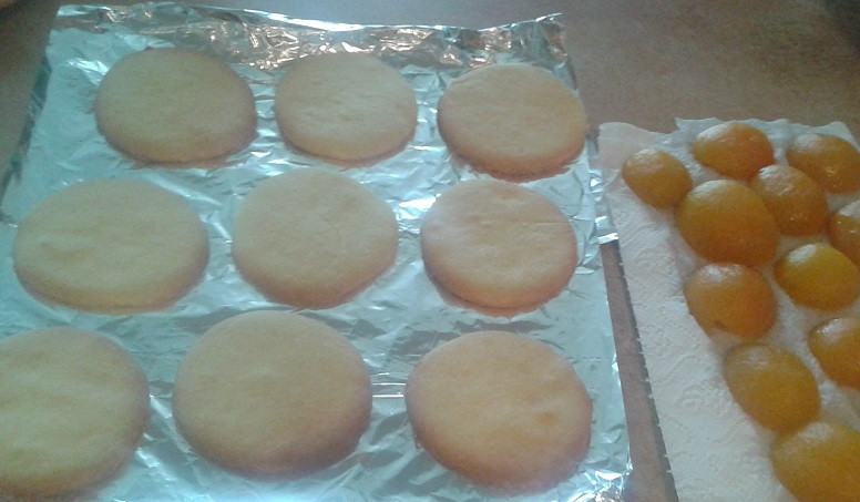 1. Этап. Печенье Пасхальные яйца: 5. Стол застелите фольгой или затяните пищевой пленкой. Выложите на нее остывшее печенье. Половинки абрикосов выложите на бумажные полотенца, они должны просохнуть.