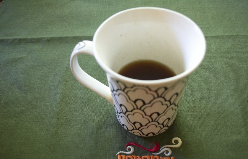 1. Этап. Пирог на заварке: Заварите чай. Когда остынет, процедите.