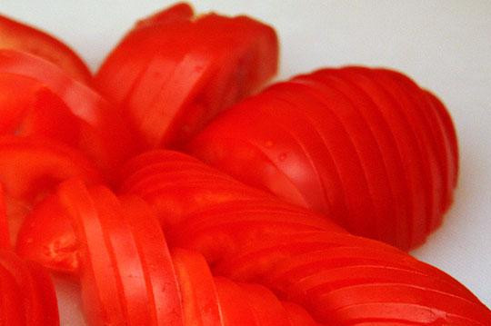 1. Этап. Дорада с овощами: Помидоры тоже нарезаем некрупными кусочками.