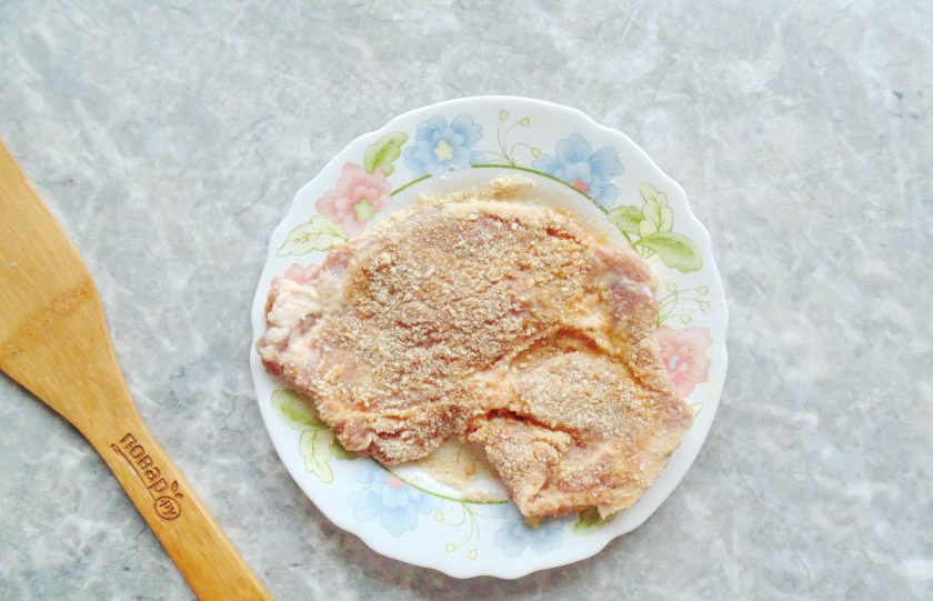 1. Этап. Шницель из свинины с яблоком: И тут же хорошо обваляйте в панировочных сухарях.