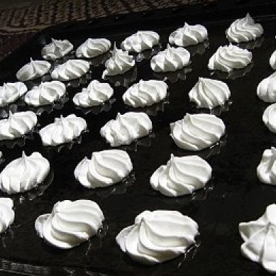 1. Этап. Торт Графские развалины: Теперь приготовим безе. Для этого смешаем 4 яичных белка, стакан сахара и немного ванилина. Перемешиваем, ставим на водяную баню и готовим, постоянно взбивая, 5-7 минут. Получившуюся массу кондитерским мешком порционно выкладываем на смазанный маслом противень.