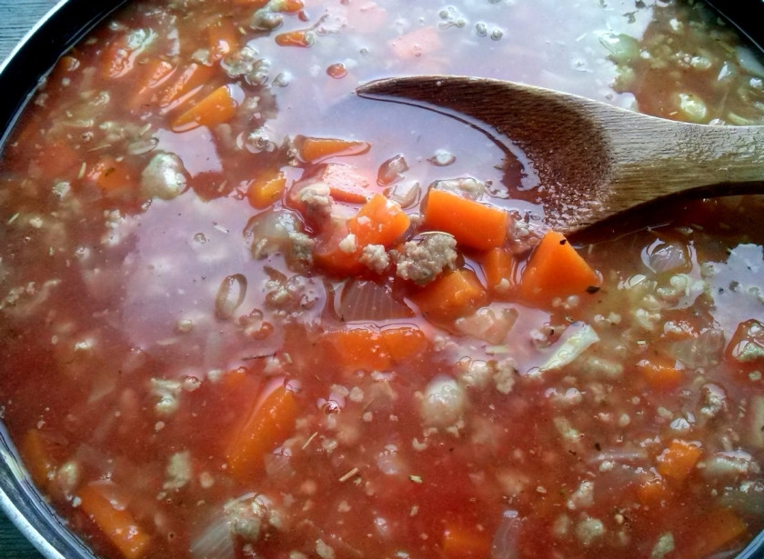 1. Этап. Макароны с фаршем и сыром: Морковь стала мягкой, добавьте теперь томатный сок, посолите по вкусу. При необходимости добавьте сахар. Накройте крышкой и тушите 10 минут.