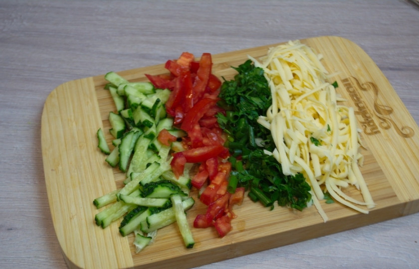 1. Этап. Кесадилья классическая: Свежие помидоры и огурцы нарежьте меленько. Дело не в том, что нужно поупрожняться, а в том, что крупные кусочки овощей будут неудобно торчать из питы, вываливаться. Это создает трудности при употреблении готового блюда.