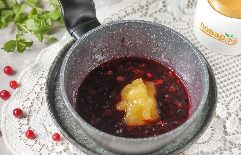 1. Этап. Медово-клюквенный конфитюр: Затем добавьте цветочный мед любого выбранного вами сорта и размешайте его. Протомите конфитюр еще 5-10 минут на минимальном нагреве до густоты. Обязательно помешивайте лакомство, чтобы оно не подгорело.