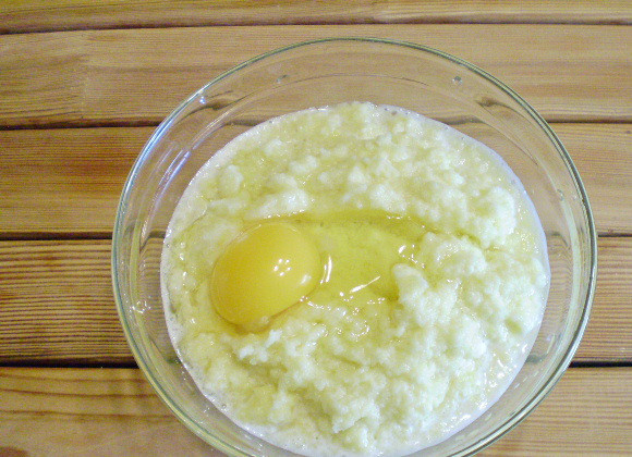 1. Этап. Драники рецепт классический: 4. Добавляем сырое куриное яйцо. Перемешиваем. Если картофельное пюре слишком жидкое, добавляем ложечку муки пшеничной.