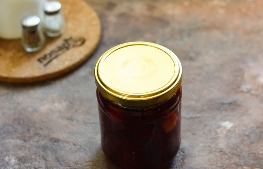 1. Этап. Свекла маринованная с имбирем на зиму: Переложите свеклу в стерильную банку, герметично закатайте крышкой и поставьте дном вверх, укройте одеялом и оставьте на сутки в покое. Храните заготовку в кладовке.