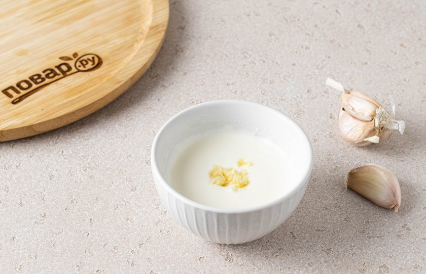 1. Этап. Соус «Карри майо»: Зубчик чеснока очистите и пропустите через пресс. Добавьте к соусу.