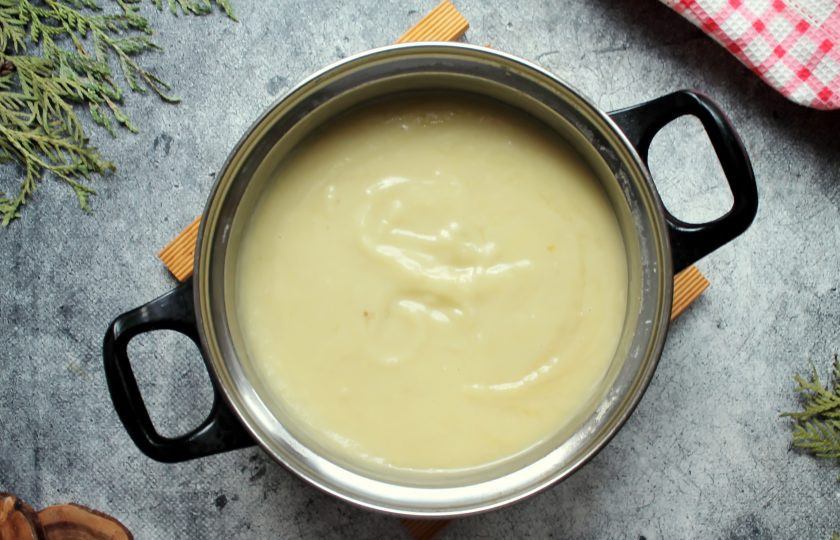 1. Этап. Суп из фенхеля и сельдерея: Пробейте суп погружным блендером до однородности. Верните обратно на медленный огонь и доведите до первых пузырей. Снимите с огня, разлейте по тарелкам, добавьте нарезанную зелень, немного полейте оливковым маслом и подавайте у столу.