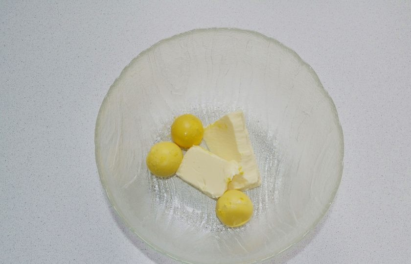 1. Этап. Печенье с вареными желтками: Желтки соедините с мягким сливочным маслом и разотрите.