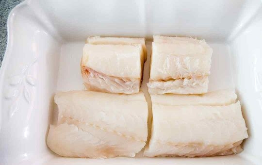 1. Этап. Запеченная в духовке треска: 3. Нарежьте филе кусочками и выложите в форму для запекания, посолите.