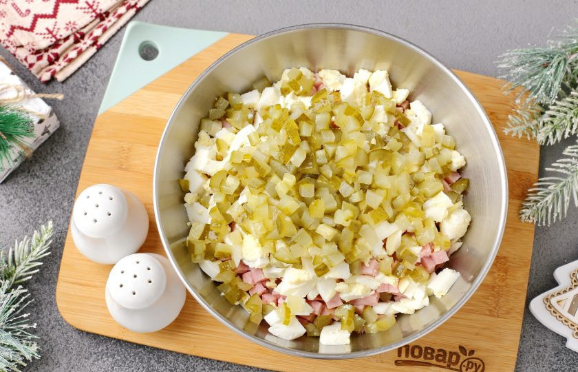 1. Этап. Салат Тигровая ёлочка: Огурцы нарежьте кубиками и слегка отожмите.