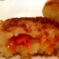 Картофельные зразы Для начала поставим варить картофель в подсоленной воде. В это время займемся начинкой-на разогретой сковороде обжариваем лук и морковь до полуготовности.. ... добавляем некрупно порезанный перчик, солим -перчим по вкусу и тушим все до готовности минут 5. С готового картофеля сливаем воду, пюрируем без добавления масла и жидкости, добавляем муку и тщательно вымешиваем. На ладошке расплющиваем лепешку, сверху выкладываем начинку... ... собираем края, полученный шарик обваливаем в сухарях и выкладываем в разогретое масло. Обжариваем на большом огне с двух сторон до зарумянивания и подаем на стол! Вот такие получились аппетитные зразы!
