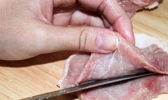 1. Этап. Шницель с грибами: Кусочки свинины разрежьте вдоль, но не до конца. Сделайте кармашек.