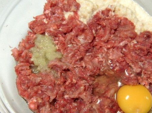 1. Этап. Мясные шарики: В фарш добавляем обжаренный лук, булочку, предварительно отжав ее, выдавленный зубчик чеснока, одно яйцо, соль перец по вкусу и все это вымешиваем до однородной массы. Затем этот фарш нужно отбить, для этого собираем его в ком и бросаем обратно в миску, и так повторить 10 раз. Это делается для того, чтобы при лепке мясных шариков фарш не разваливался.