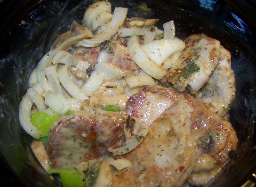 1. Этап. Тушеная свинина с грибами в мультиварке: Через час все перемешайте и оставьте тушиться еще на 1,5-2 часа.