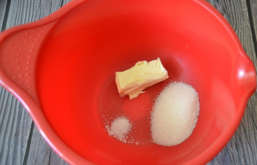 1. Этап. Грушевый пирог с карамельной заливкой: В емкость для замешивания теста вбейте яйцо, добавьте щепотку соли и 50 грамм сахара, смешайте.