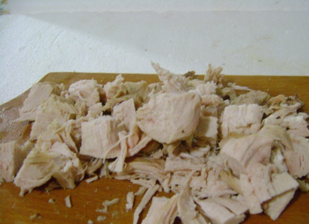 1. Этап. Суп с вермишелью в мультиварке: Мясо, которое мы извлекли из бульона, режем на небольшие куски и выкладываем в мультиварку.