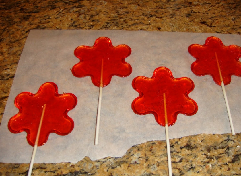 1. Этап. Леденцы домашние: Когда конфетки застынут (минут 10), достаем их из формочек и угощаемся. Все просто!