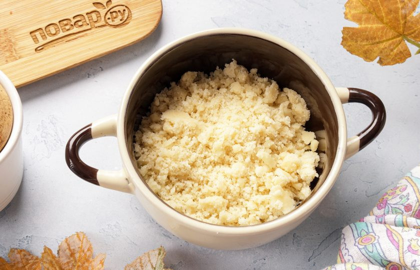 1. Этап. Булочка с посыпкой: В мягкое масло (для посыпки) добавьте муку и сахар (для посыпки). Перетрите руками в крошку. Уберите пока в холодильник.