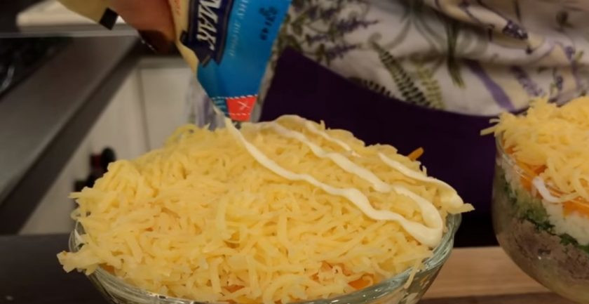 1. Этап. Нежнейший салат из печени трески: 4. Далее выложите белок, разровняйте ложкой и выложите тертую морковь. Сверху посыпьте тертым сыром, смажьте майонезом и посыпьте тертым желтком.