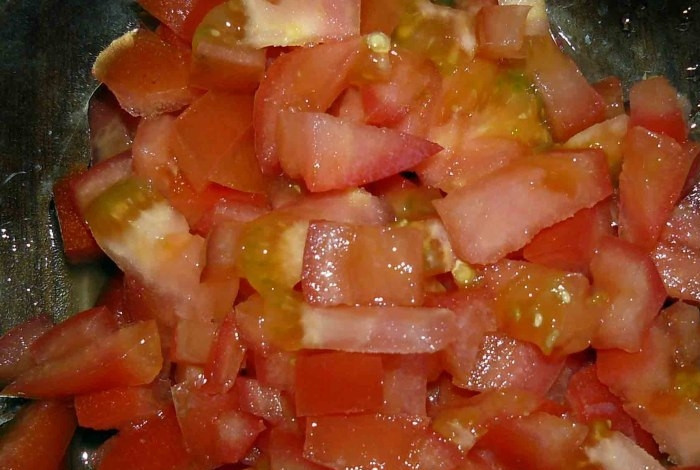 1. Этап. Свинина с фасолью в горшочках: Помидоры нарезаем на кубики.