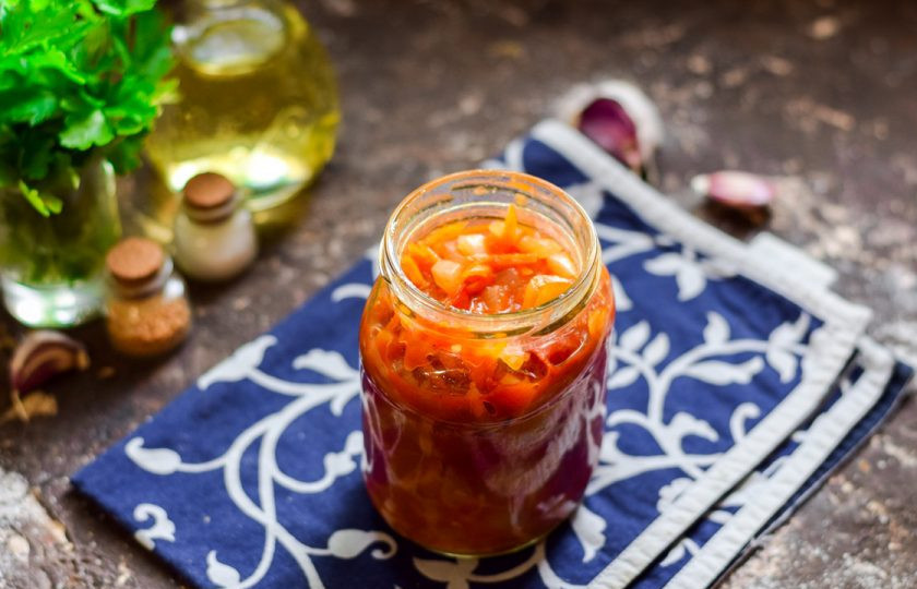 1. Этап. Салат Украинский на зиму: В конце приготовления добавьте к овощам уксус. Разложите салат по стерильным банкам и сразу же закатайте. Поставьте заготовку вверх дном и укутайте, спустя сутки уберите в погреб.