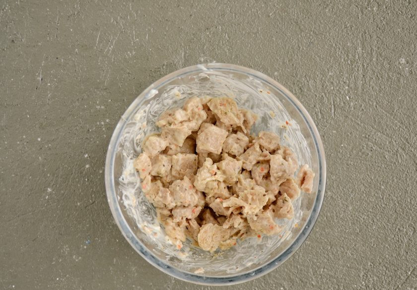 1. Этап. Соевая запеканка: Затем промойте сою в холодной воде и хорошо отожмите. Добавьте майонез, специи и перемешайте.