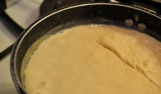 1. Этап. Каша молочная из толокна: Варить 3-5 минут до густоты. Для получения идеальной однородной структуры горячую кашу, не снимая с огня, можно взбить погружным блендером.